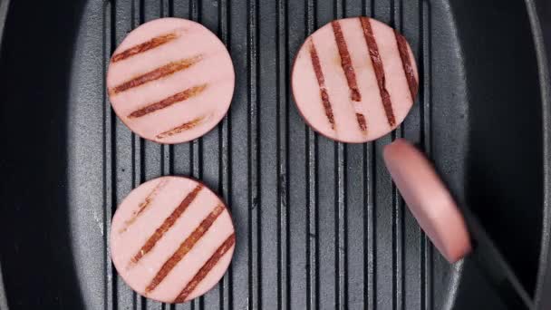 Koch brät Würstchen auf der heißen Grillpfanne, Bratwurst mit knuspriger Kruste, Fast-Food-Kochen, Fast-Food-Rezept — Stockvideo