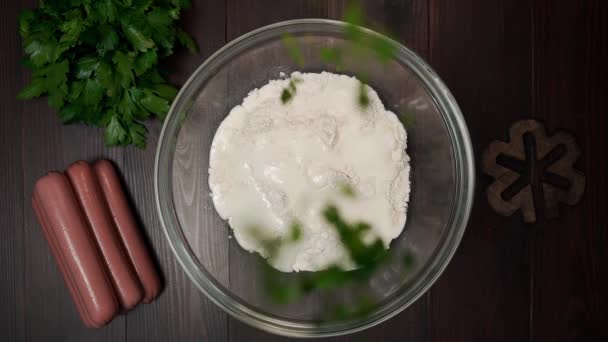 Peterselie valt aan de kom met deeg, koken thuis, eten en bakkerij, vers Groenen in de keuken — Stockvideo