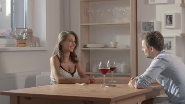Разговор в кафе между сексуальной женщиной и мужчиной, люди держат бокалы вина в руках и поговорить друг с другом, женщина и мужчина на свидание, 4k UHD видео — стоковое видео