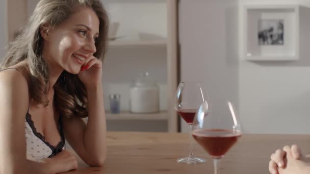 Conversación en la cafetería entre la mujer sexy y el hombre, la gente se sienta a la mesa, sostener vasos de vino en sus manos y hablar entre sí, mujer y hombre en una cita — Vídeos de Stock