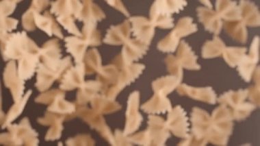 Makarna farfale kadeh Marco yıkılıyor yavaş, yavaş gıda sürgünler, 1080h 240 kare/sn, superslow hareket, yemek tarifleri ve yemek yiyecek