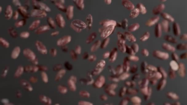 Marco skott av kidneybönor faller ner i slowmotion, Slowmotion mat skott, 1080h 240fps, mat i superslow motion, recept och matlagning — Stockvideo