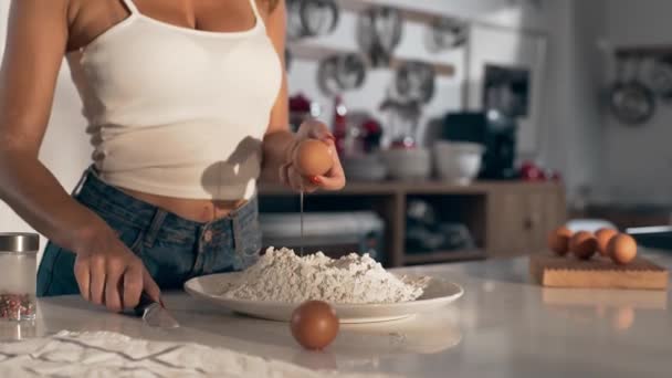 Mulher sexy cozinha na cozinha, mulher quebra o ovo para a massa, fazendo a massa, padaria e pão, 4k imagens UHD — Vídeo de Stock