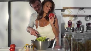 Seksi kadın ve erkek birlikte mutfakta yemek, aile ev, mutfak yemek pişiriyor