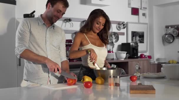 Femme sexy et homme cuisinent ensemble à la cuisine, cuisiniers familiaux à la maison, cuisine à la cuisine — Video