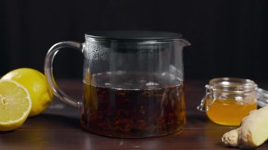 Sıcak siyah çay demlendi cam Çaydanlık, vitamini çay limon, zencefil ve ballı, iç hastalık karşı sıcak içecekler