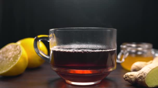 Tej is hozzáadódik a fekete tea üveg csésze, így az angol tea, forró ital