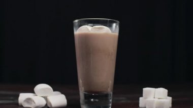 Marshmallow sıcak kakao içecek, izole bir bardak sıcak çikolata, süt ve çikolata, sıcak tatlı içki ile cam eklenir