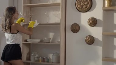 Seksi kadın sarı eldivenleri toz balo raf ağır çekimde kaldırır, Genç kadın temizlik ev, ev işleri, 4 k Uhd ağır çekim