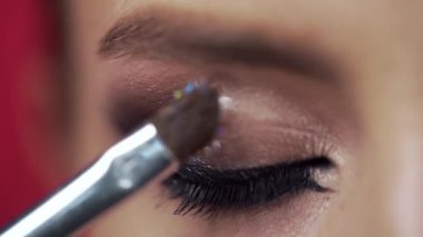 Glitter için geçerli olan kadının göz kapağı, akşam makyaj, göz makyajı, makyaj sanatçı iş yapma, makyaj kadar yakın