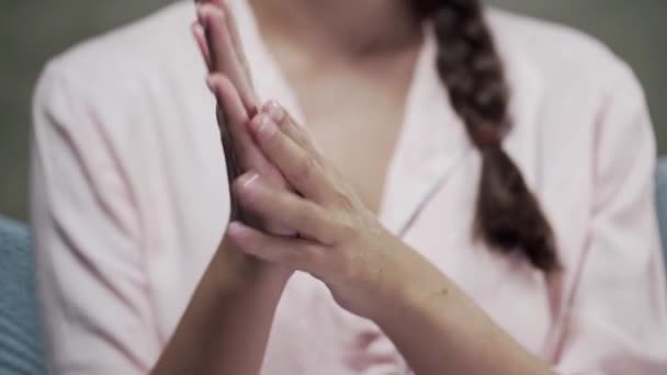 Женщина в пижаме наносит ночной крем на руки, уход за кожей, крем для рук, красоту и здоровье — стоковое видео