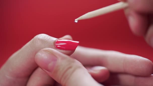 Macro shot avec manucure qui colle des strass aux ongles peints, maquillage et ongles, gros plan de l'application de vernis à ongles — Video