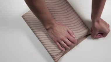 Mevcut bir özel kağıt, dekorasyon tatil hediye kutusu, adımları sunar, sarma kaydırma kadeh yakın DIY kaydırma