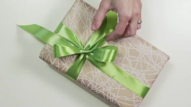 Kadının el atış yakından bağlayan bir yay mevcut kutusunda, güzel kağıt, DIY kağıdınız hediyeleri ambalaj