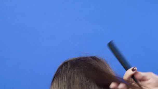 Kuaför, saç stilist yapar tarafından kabarık kabarık saç modeli güzellik salonu yapım müvekkili için yapma süreci — Stok video