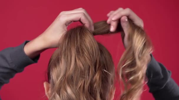 Mulher tranca uma trança, processo de fazer o penteado, fazendo do penteado por si mesmo — Vídeo de Stock