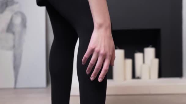 Mulher corre a mão sobre a perna em meias pretas, meias femininas, roupas femininas e acessórios, olhar diário — Vídeo de Stock