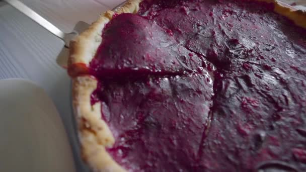 Huisvrouw neemt stuk van classiccal Amerikaanse taart door spatel op de keuken, zoet gebak, open berry taart, traditionele Amerikaanse taart — Stockvideo