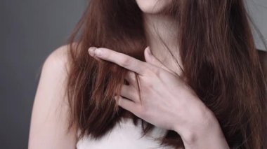 Kadın tutan bir el, saç bakımı, şampuan ve kozmetik güçlü saçlar, kırılgan ipuçları, 4k için kuru onun kırılgan saç Uhd