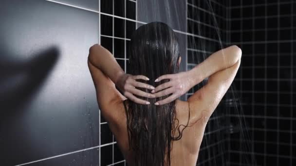 Vrouw Wast Haar Haar Met Shampoo Douche Met Haarverzorging Bepaalde — Stockvideo