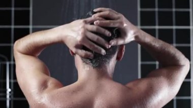 Adam saçını şampuanla duş, saç bakımı, annoying maskesi, durulama şampuan ve kremini, güçlü saç, saç yıkama yıkar