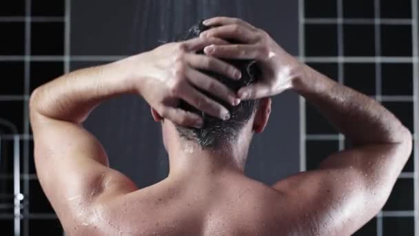 El hombre se lava el cabello con champú en la ducha, cuidado del cabello, mascarilla de ceratina, champú de enjuague y bálsamo, cabello fuerte, lavado de cabello — Vídeos de Stock