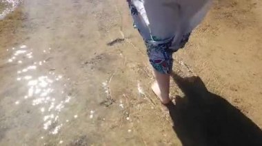 Kadın çıplak ayakla plaj deniz, kadının feett su üzerinde yürüyor, sahilde yürüyüş, deniz, tatil yaz