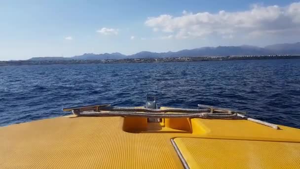 İlk Görünüm teknenin dalgalar deniz deniz yürüme, üzerinde yüzen tekne, yelkenli yat — Stok video
