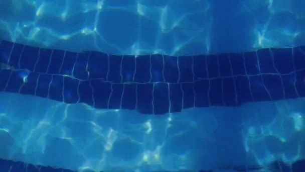 Переміщення води в басейні світить на заході сонця, блакитна прозора вода басейну, водяний фон — стокове відео