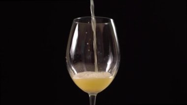 Altın köpüklü bira bardağı bira cam dökülür yavaş yavaş arka planda karanlık, kabarcıklar bira, bira ışık