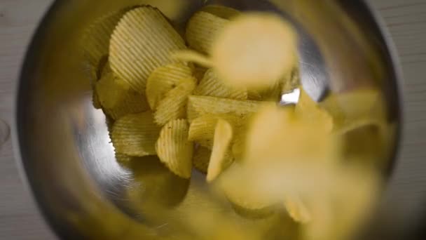 Les croustilles de pommes de terre grognées tombent au ralenti dans le bol de fer, les pommes de terre frites grognées, les collations pour la bière, la restauration rapide malsaine, 60 images par seconde Full HD slow motion — Video