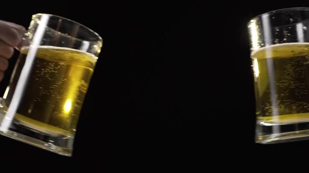 Cinkání džbánky na pivo s světle zlaté pivo v pomalém pohybu, pití piva s přítelem, bubliny na pivo, na zdraví, pivnici, Fullhd 60fps