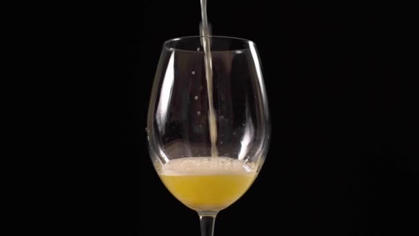 黄金泡沫啤酒的慢动作镜头, 啤酒倒在玻璃上, 啤酒杯在黑暗的背景, 泡泡在啤酒, 轻啤酒, 充分的高清慢动作 — 图库视频影像