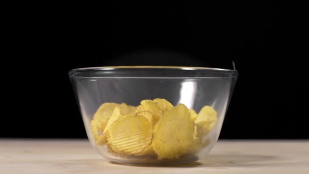 Slow motion video av fallande slitsad potatis chips till glasskål, slitsad stekt potatis, tilltugg till öl, osund snabbmat, Full Hd 60fps — Stockvideo