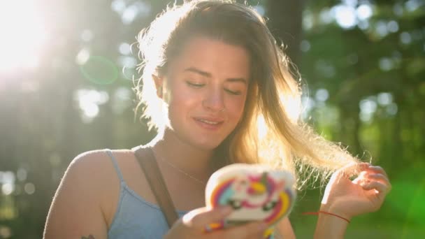 Ganska Europeiska kvinna i klänning gör selfie och texter med sin mobiltelefon i skogen på solnedgången, selfie utomhus, med hjälp av mobiltelefon i sommar skog — Stockvideo