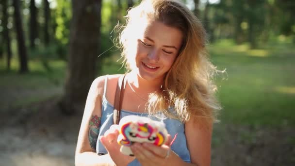 Mujer bastante europea en vestido hace selfie y mensajes de texto con su teléfono móvil en el bosque al atardecer, selfie al aire libre, utilizando el teléfono móvil en el bosque de verano — Vídeo de stock