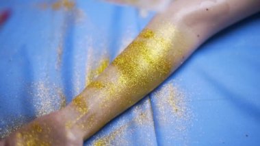 Kadının el bodyart projesi, bodyart yükleme, parlak parlak makyaj, fullhd slowmotion yapmak için parlayan sparkles dökme
