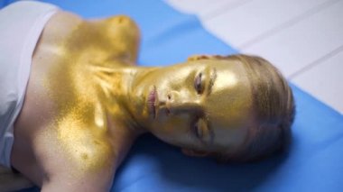 Kadının yüzüne bodyart projesi, bodyart yükleme, parlak parlak makyaj, fullhd slowmotion yapmak için parlayan sparkles dökme