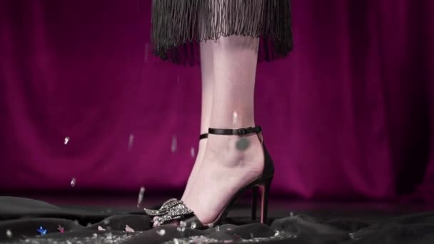 Dames benen in hoge hakken en jurk op de achtergrond met dalende sparkles, benen in elegante schoenen en kleding, dames stijlvolle mode kleding, fullhd slow motion — Stockvideo