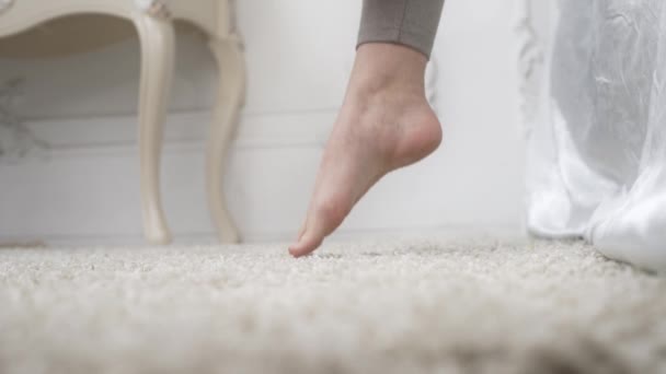 Gros plan sur les femmes premier pas du matin du lit au sol tapis avec les pieds nus dans sa chambre, se lever du lit, tout début de la journée, FullHD de haute qualité, 4k prores — Video