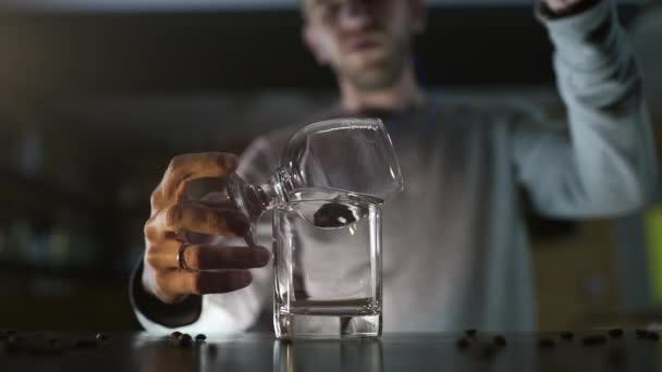 Barman derrama pó de canela para a chama do coquetel sambuca, coquetel flamejante, bebida alcoólica, festa de bar, 4k UHD 60p vídeo em Prores HQ 422 — Vídeo de Stock