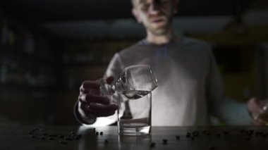 Barmen Sambuca kokteyl Alevi, yanan kokteyl, alkol içeceği, Bar Partisi, ProRes HQ 422 4k UHD 60p video tarçın tozu atın