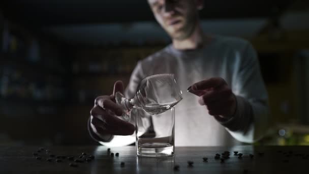 Bartender dispara a sambuca com queimador de gás, fazendo coquetéis em um bar, bebida alcoólica, festa de bar, 4k UHD 60p vídeo em Prores HQ 422 — Vídeo de Stock