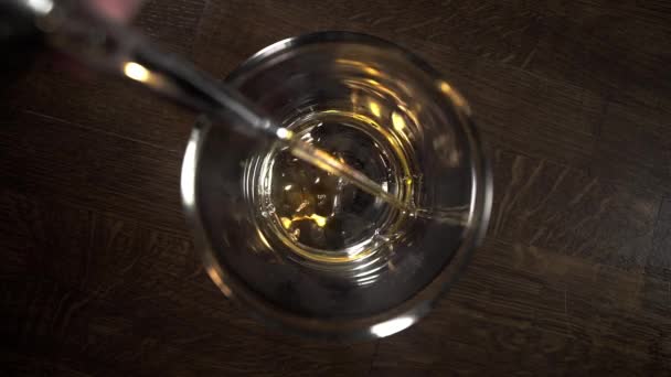 Τραπέζι κοντινό βίντεο του ρίχνοντας ουίσκι στο γυαλί σε αργή κίνηση, χύνοντας αλκοόλ σε ένα μπαρ, μπάρμαν στην εργασία, 4K UHD 60p ProRes HQ 422 — Αρχείο Βίντεο