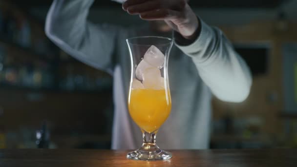 Barman 在鸡尾酒中加入冰块，在慢动作中加入混合酒精的玻璃杯，在酒吧制作鸡尾酒、酒精饮品、酒吧派对、Prores Hq 422 中的 4k Uhd 60p 视频 — 图库视频影像