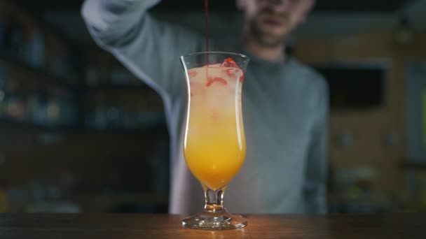 Barman은 슬로우 모션으로 다채로운 칵테일에 시롭을 추가하여 바에서 칵테일을 만들고, 주류, 바 파티, Prores Hq 422에서 4k Uhd 60p 비디오를 만듭니다. — 비디오