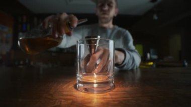Ağır çekimde bardağa viski dökerken geniş açılı makro video, bir bara alkol dökerken, iş yerinde barmen, 4k Uhd 60p Prores Hq 422