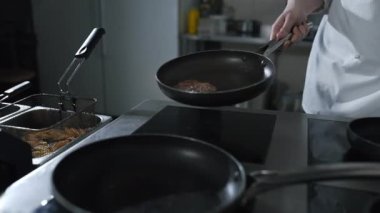 Şef yavaş çekimde restoran mutfakta sıcak tavada sığır eti kavurma atar, duman ve buhar ile sığır eti kavurma, burger için et pişirme, 4k Uhd 60p Prores Hq 422