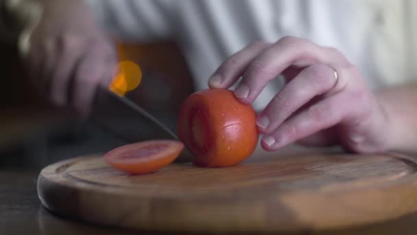 El cocinero corta tomates rojos frescos en el tablero de madera en un bar en cámara lenta, cocinando ensalada fresca, comida vegetariana y comidas, 4k UHD 60p Prores HQ 422 — Vídeo de stock