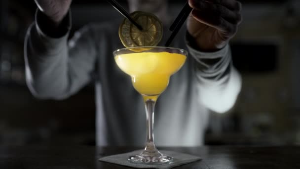 Barman kończy koktajl w wysokiej szklance z suszonymi owocami i słoną koktajlową, co czyni koktajle w barze, napój alkoholowy, bar party, wideo 4K UHD 60P w ProRes HQ 422 — Wideo stockowe